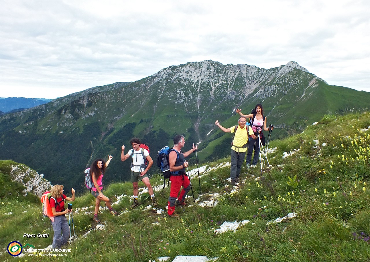 01 Salendo l'Alpe Arera con vista in Menna, prossima meta.JPG